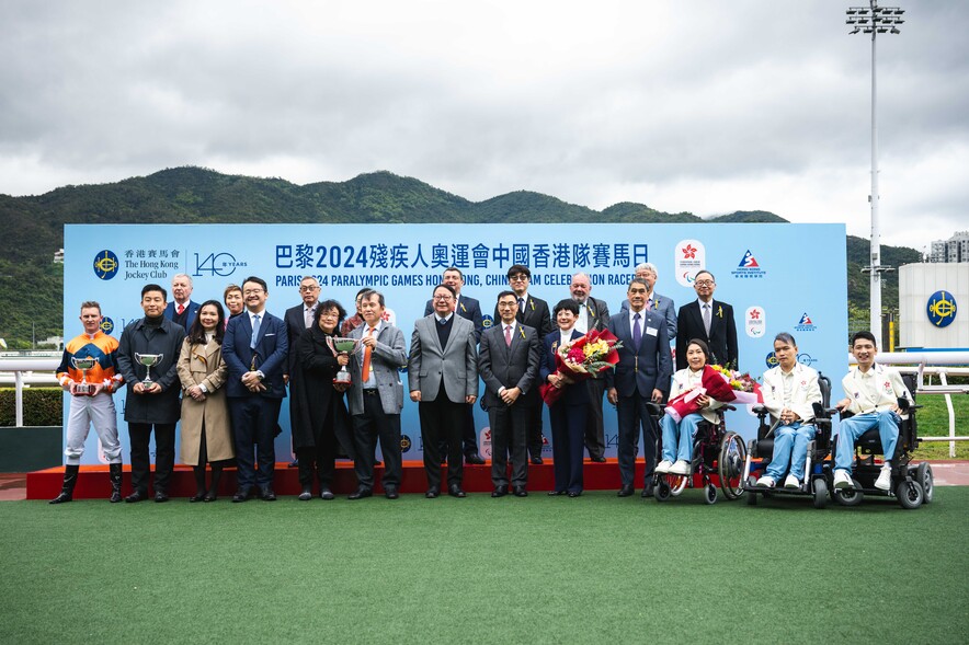 <p>Mr Chan Kwok-ki <span style="font-size:75%;">GBS IDSM JP</span>, Chief Secretary for Administration (front row, 7<sup>th</sup> from right); Mr Michael Lee <span style="font-size:75%;">JP</span>, Chairman of the HKJC (front row, 6<sup>th</sup> from right); Mrs Jenny Fung Ma Kit-han <span style="font-size:75%;">SBS JP</span>, President of the CHKPC (front row, 5<sup>th</sup> from right); Mr Tang King-shing <span style="font-size:75%;">GBS PDSM</span>, Chairman of the HKSI (front row, 4<sup>th</sup> from right), and (front row from right) Paris 2024 Paralympic Games athletes gold medallists Tse Tak-wah, John Loung and Ho Yuen-kei (Boccia) also were presenting guests of the Paris 2024 Paralympic Games Hong Kong, China Team Celebration Cup.</p>
